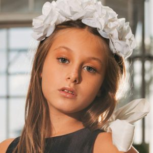 Cerchietto con fiori ragazza