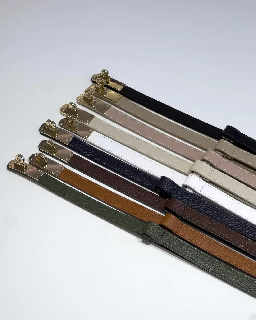CINTURA IN PELLE MARTELLATA REGOLABILE CON SISTEMA COULISSE